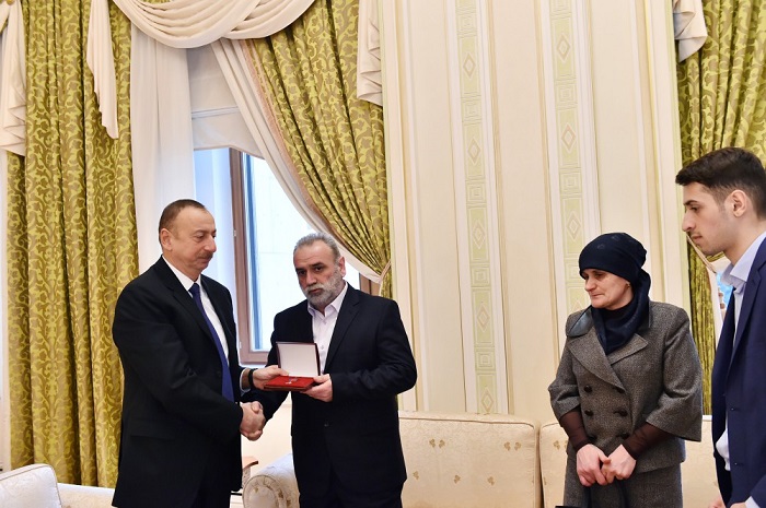 Ilham Aliyev trifft sich mit Familienmitgliedern des Nationalhelden Chingiz Gurbanov VIDEO